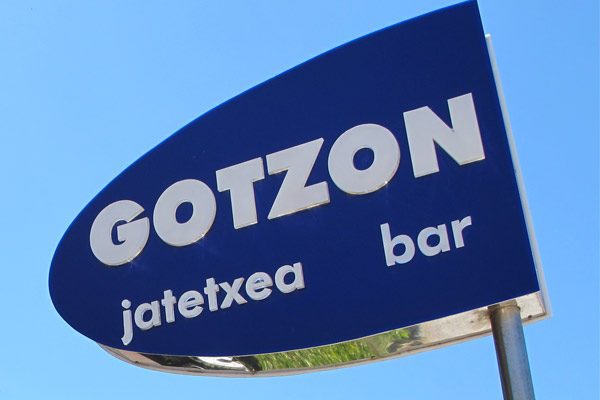 Rotulación en acero y metacrilato de poste para Gotzon Jatetxea, retaurante vasco en Bakio.